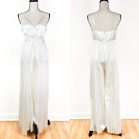 🦋LAST🦋 NWT Storia Cream Pleated Satin Jumpsuit Size Small